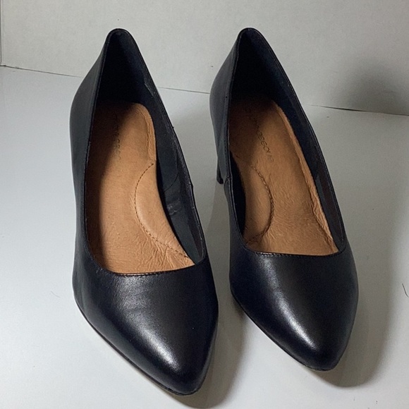 Wynne Pump (Women)
André Assous - Picture 6 of 11